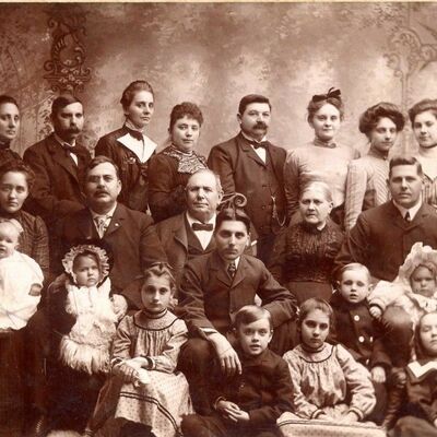 Timeline: Desarrollo Histórico de la Familia