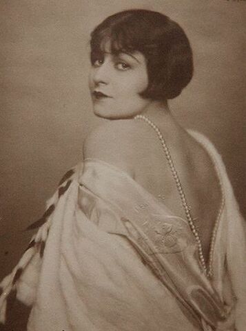 Dora Kallmus [fotografa austriaca] è la prima donna a frequentare l'istituto di grafica viennese