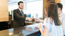 Timeline: Evolución del Concepto de Gestión de Mantenimiento y su Impacto la Hoteleria y el Turismo