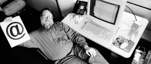 La creación del correo en la red ARPANET.