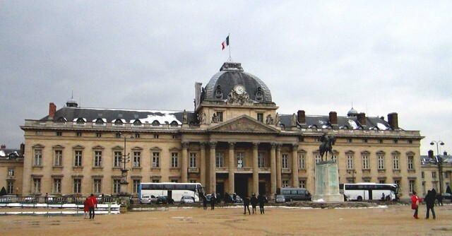 Es gradua del col·legi militar i s'apunta a l'acadèmia militar