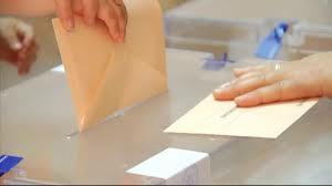 Se reintroduce en España el sufragio universal.