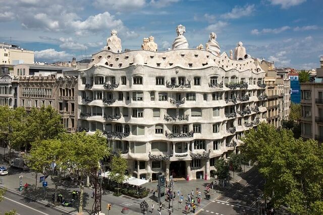 Antonio Gaudí comienza a construir la Casa Milà