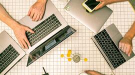 Timeline: El internet y las redes sociales a través de la historia. Gestión de Comunidades Digitales. Universidad Autónoma de Chihuahua. Carlos David Olvera Martínez. 335349.