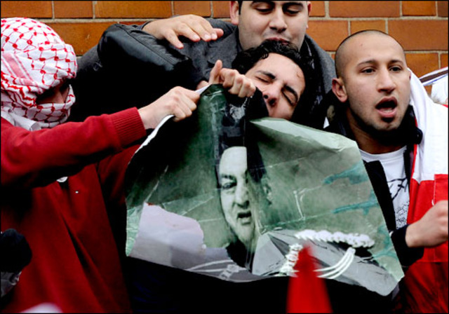 The Authorities put trains on hold, and deploys the Army in key positions.