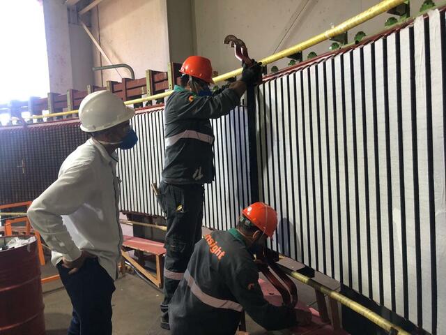 Montagem das barras roebel de fundo e ensaios elétricos.