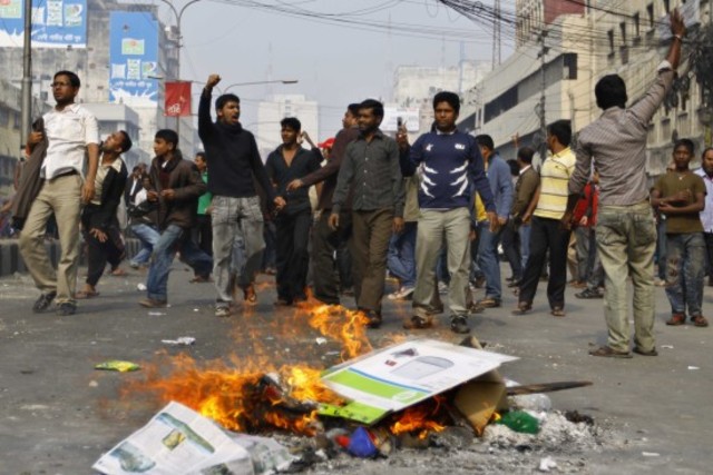 Investors demonstrate in front of the Stock Exchange calling for a continued hold on transactions until stability is ensured.