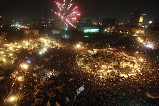 The Prosecutor-General bans former President Hosni Mubarak and family from travelling abroad and issues an order freezing their assets.