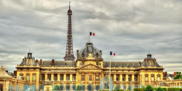 Acaba els seus estudis a l'Escola Militar de París.