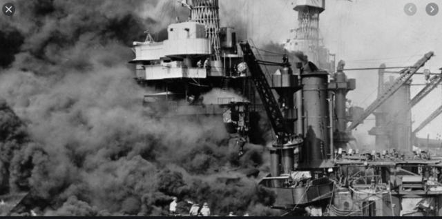 Ataque japonés sobre Pearl Harbor. EE.UU. entra en guerra