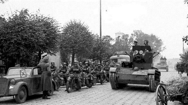 Polònia és envaït  per la URSS