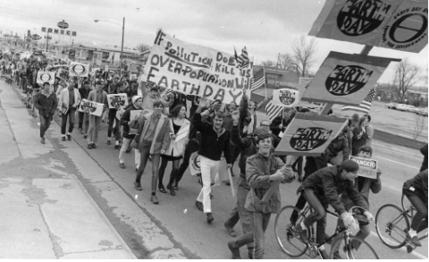 El día de la tierra en 1970 movilizó a 20 millones de norteamericanos a tener acciones contra el ataque a la naturaleza.