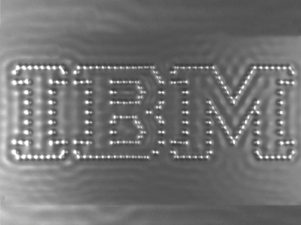 Letras IBM con acomodo atómico