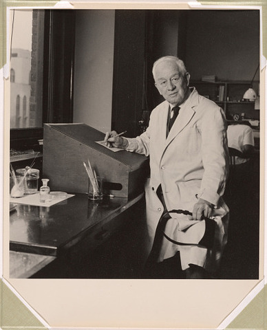 Rous decubre el virus que produce tumores en pollos