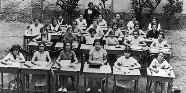 Giner de los Ríos crea la Institución Libre de Enseñanza