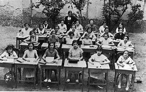 Giner de los Ríos crea la Institución Libre de Enseñanza.