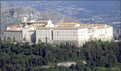 Tomas entra a la abadia de Montecasino