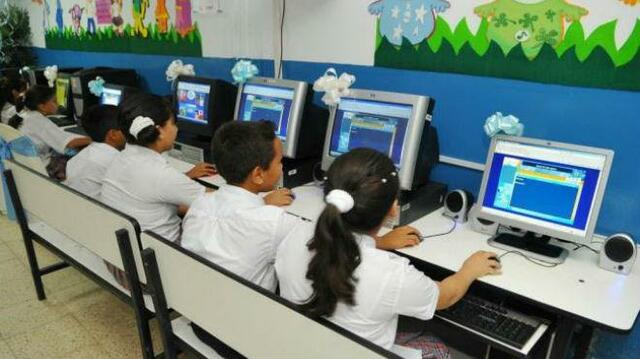 Computadoras personales en cada escuela.