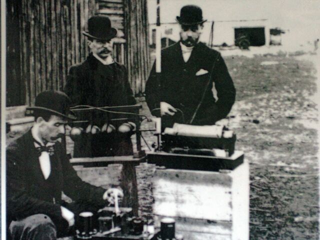 Primera comunicación radiofónica