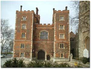 se vuelve paje del Cardenal Jonh Morton en el palacio de Lamberth