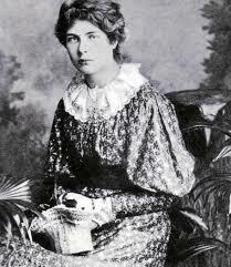 Se casa con Constance Lloyd