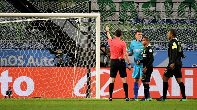 Árbitros, penales y redes