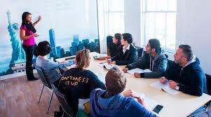 Clases a través de un sistema de TV interactiva.