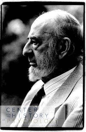 Sigmund Koch critica a la psicología como disciplina.