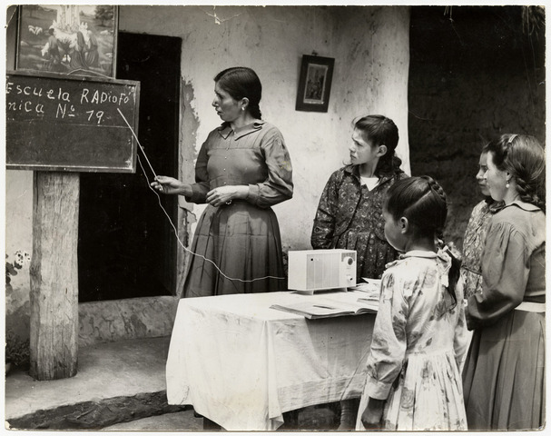 Nace la emisora educativa Radio Sutatenza en Colombia
