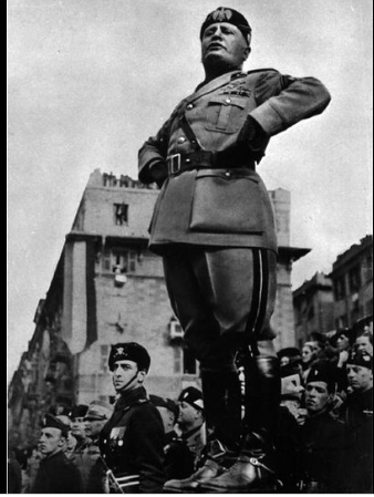 Mussolini se retira de la guerra