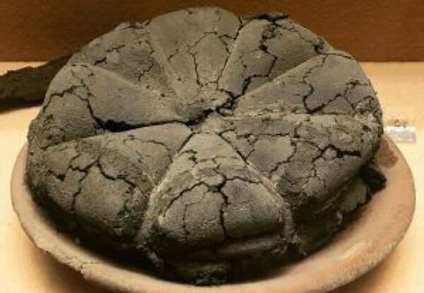 En Europa, el pan pasó a formar parte de la dieta, excavaciones llevadas a cabo en la zona lacustre de Suiza revelan que en aquella lejana fecha ya había útiles para moler y amasar, así como medios de cocción.