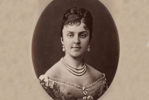 Alfonso XII se casa con María de las Mercedes de Orleans, que fallece meses más tarde