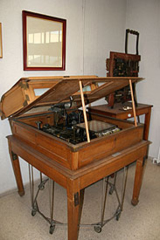 Claude Shannon builds the first machine that plays chess