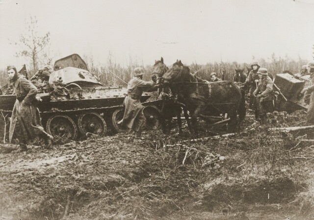 Tanques y equipaje de los alemanes hundidos en el barro durante la campaña militar en la frontera oriental.