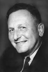 Paul Hermann Müller logra sintetizar el químico de uso para el hogar.