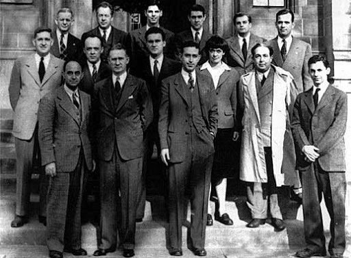 Enrico Fermi conduce il primo esperimento di reazione nucleare all'università di Chicago