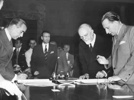 Il Presidente del Consiglio Alcide De Gasperi va negli Stati Uniti, in visita, dove ottiene un prestito di 100 milioni di dollare e un risarcimento di 50 milioni dal governo americano per i danni durante la guerra e per l'aiuto dato alle forze americane