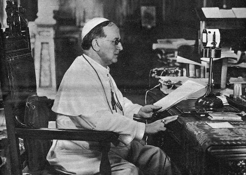Papa Pío XI inauguró las emisiones de Radio Vaticano.