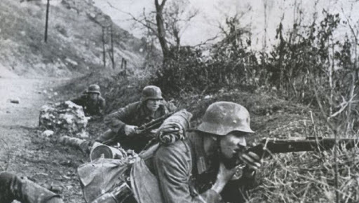 Italia invade Grecia.