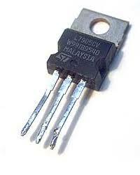 Primer circuito integrado regulador de voltaje lineal