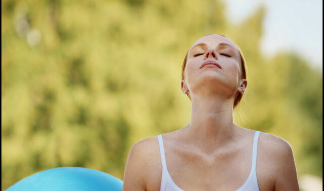 Técnicas de relajación (como ejercicios de respiración, ensoñación dirigida y relajación muscular progresiva)