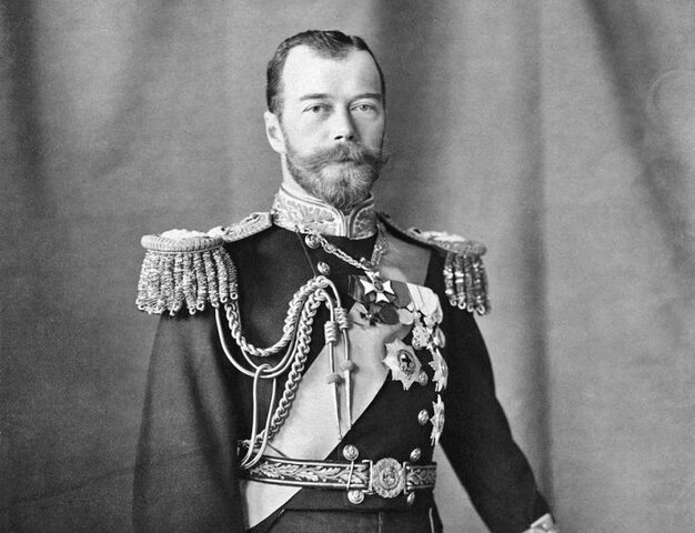 Scoppia la rivoluzione russa e lo zar abdica.