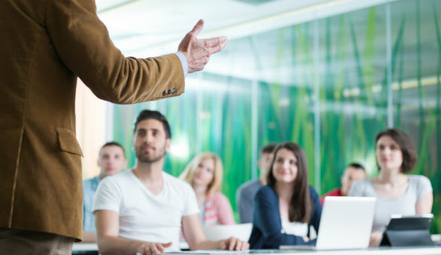 Exerceix de profesor universitari