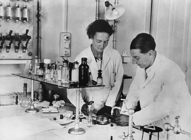 los esposos Irene Curie y Fréderic Joliot