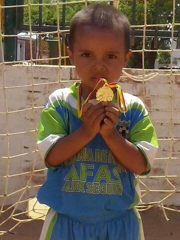 MIS 5 AÑOS JUGANDO FUTBOL