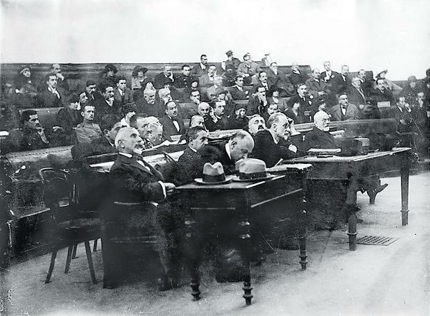 Η δίκη των εξ