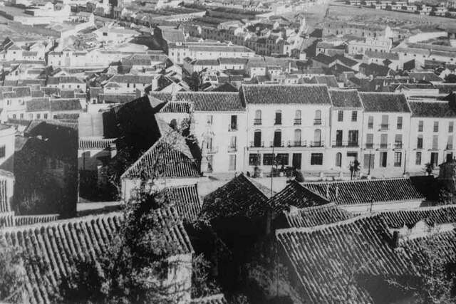 500 - 800 UN POBLAMIENTO COMPLEJO