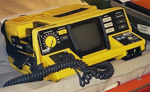 el primer desfibrilador