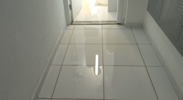 Primeira grande infiltração - área de serviço