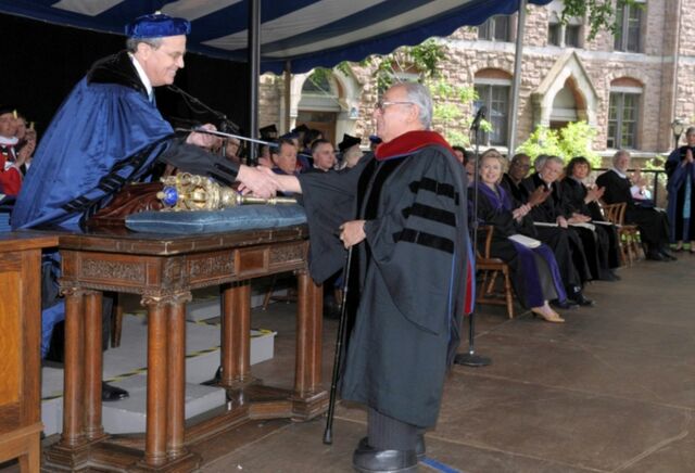 La universidad de Yale otorgó un doctorado honoris causa en Teología